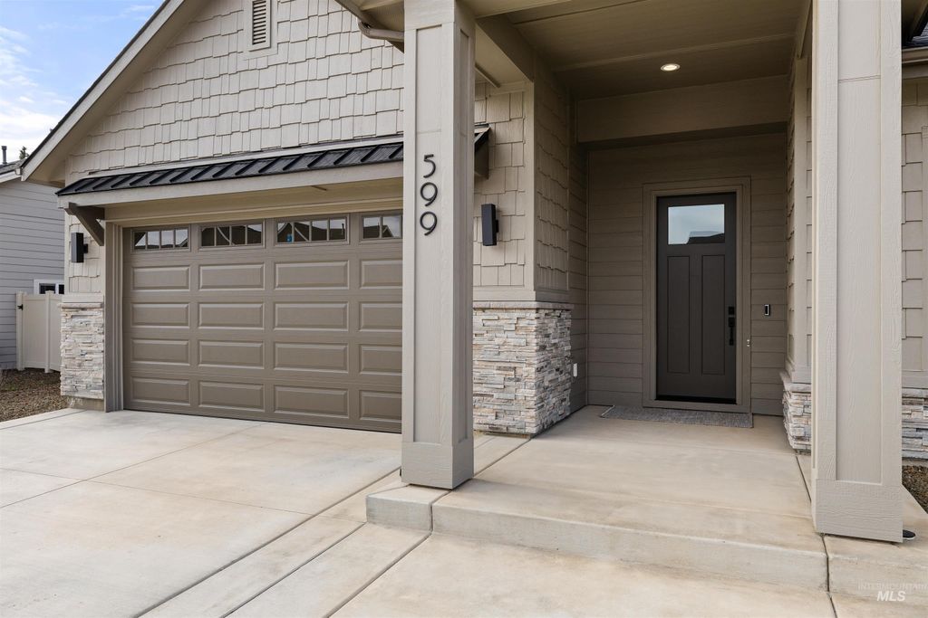 Photo of 611 N Hiltonhead Way, Eagle, ID 83616 (MLS # 98974013)