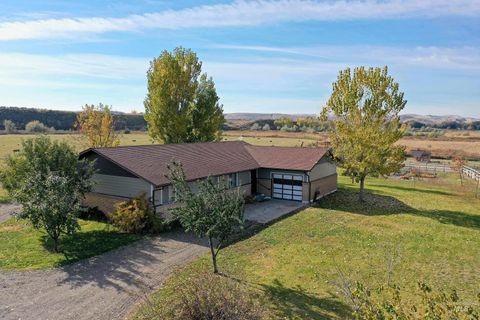 Photo of 425 W Peach Rd, Ontario, OR 97914 (MLS # 98965103)