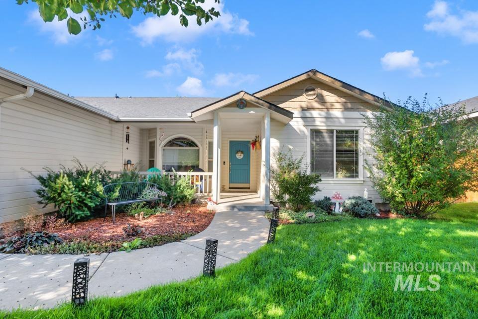 View of front of property featuring a front lawn