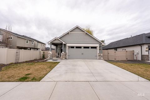 Photo of 1398 W Woodpine St, Meridian, ID 83646 (MLS # 98978193)