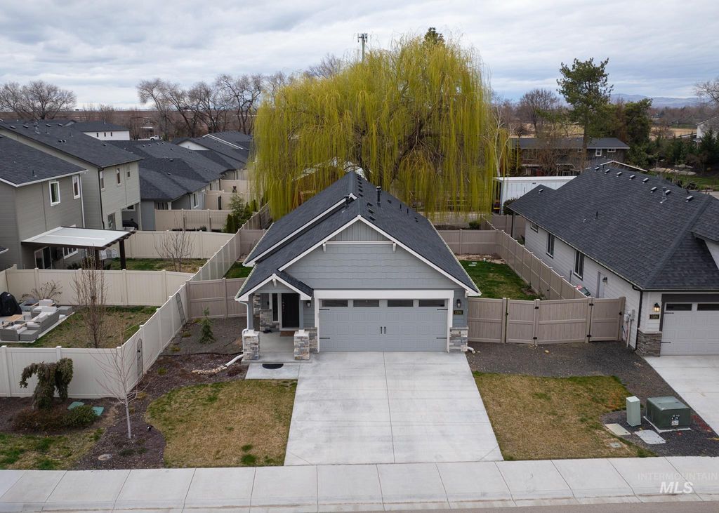 Photo of 1398 W Woodpine St, Meridian, ID 83646 (MLS # 98978193)