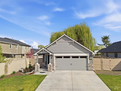 Photo of 1398 W Woodpine St, Meridian, ID 83646 (MLS # 98978193)