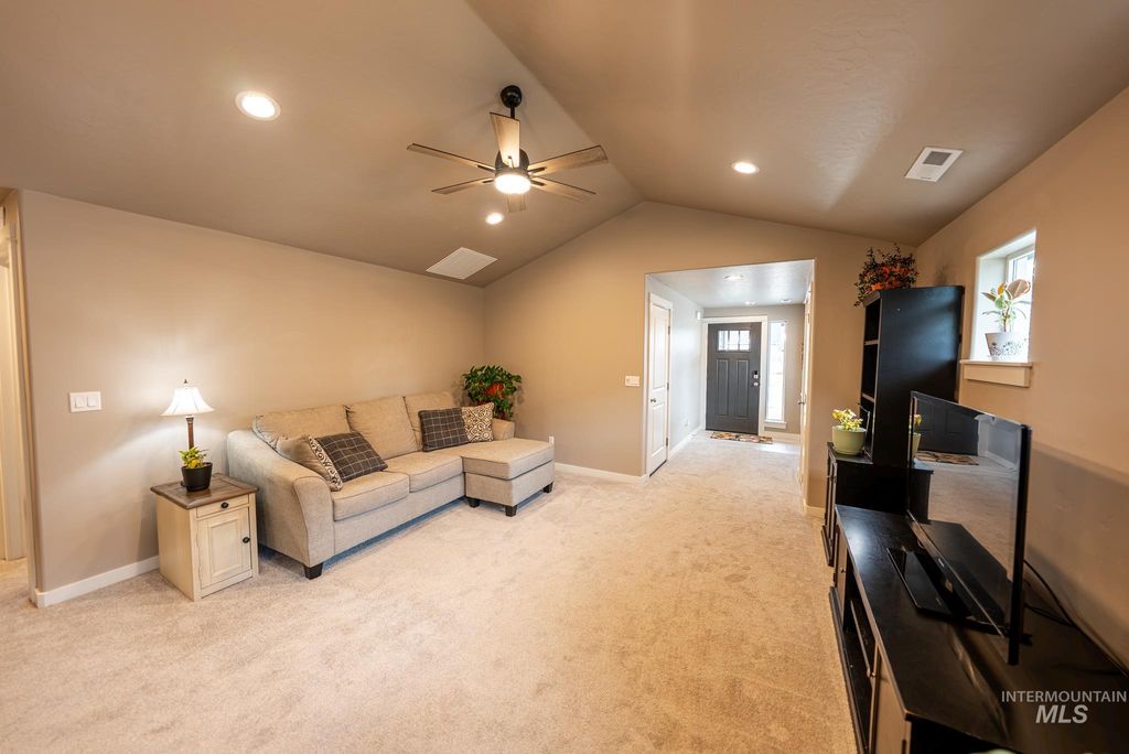 Photo of 1398 W Woodpine St, Meridian, ID 83646 (MLS # 98978193)