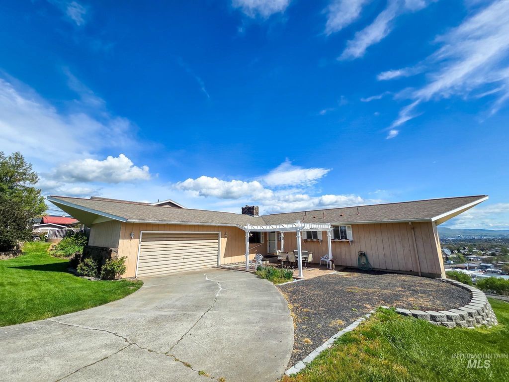 Photo of 1808 Valleyview DR, Clarkston, WA 99403 (MLS # 98984885)