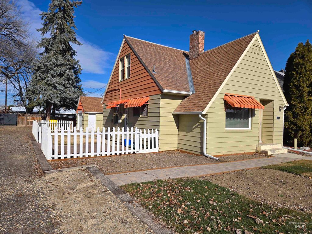 Photo of 1115 Sw 2nd Avenue, Ontario, OR 97914 (MLS # 98974964)