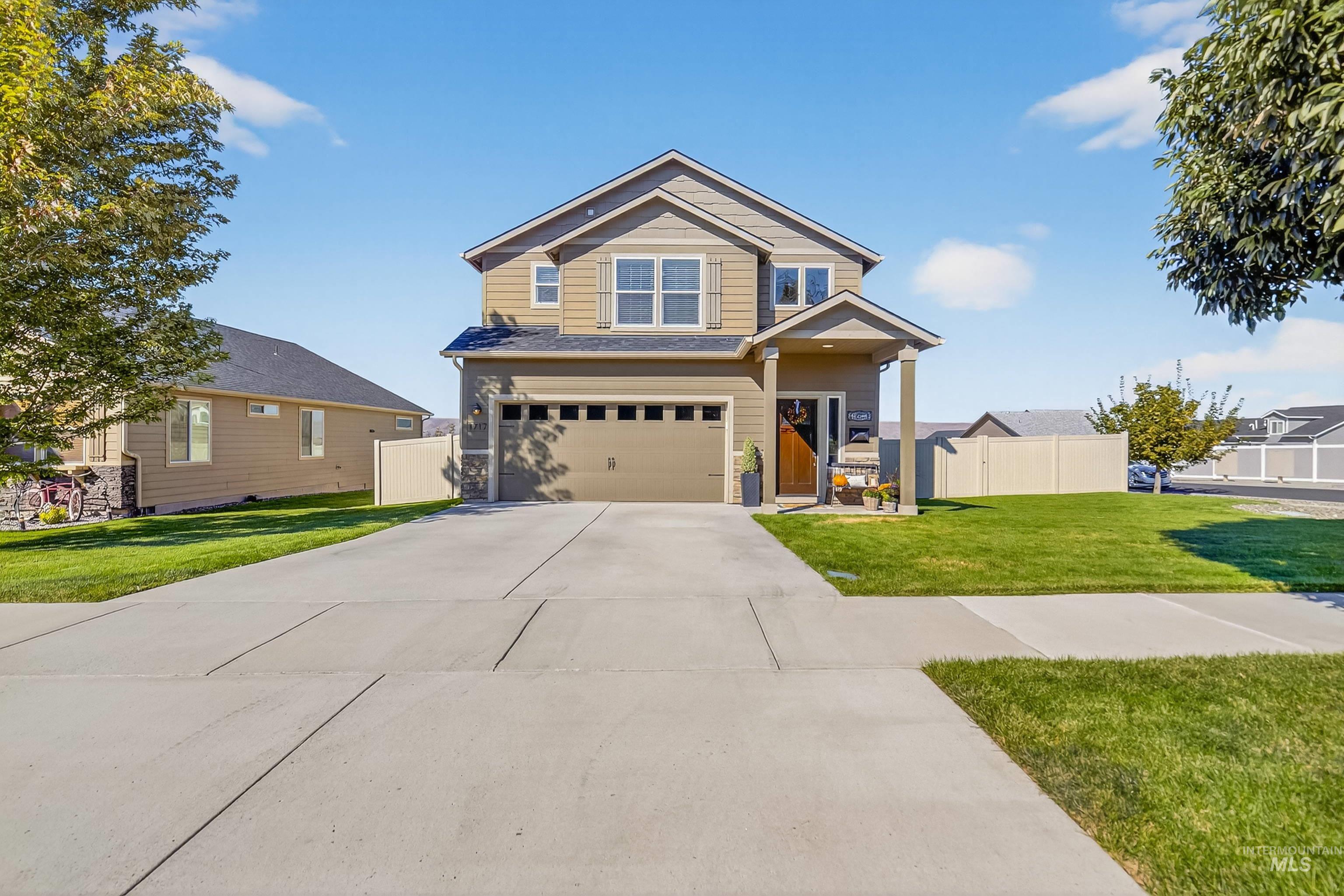View of front of house with an attached garage and driveway
