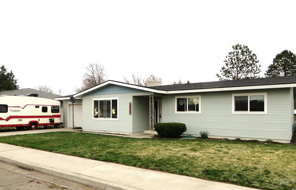 Photo of 416 S Iowa Ave, Fruitland, ID 83619 (MLS # 98978122)