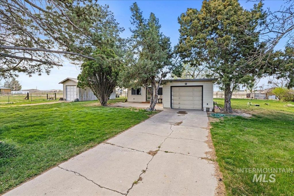 Photo of 1267 NW Beaman St, Mountain Home, ID 83647 (MLS # 98947007)