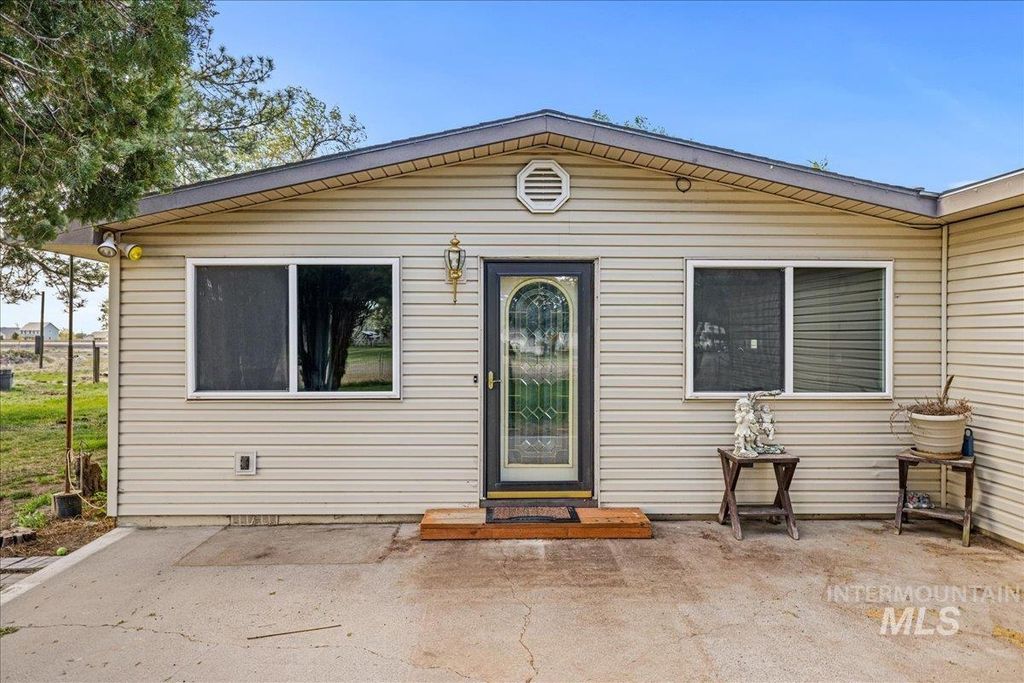 Photo of 1267 NW Beaman St, Mountain Home, ID 83647 (MLS # 98947007)