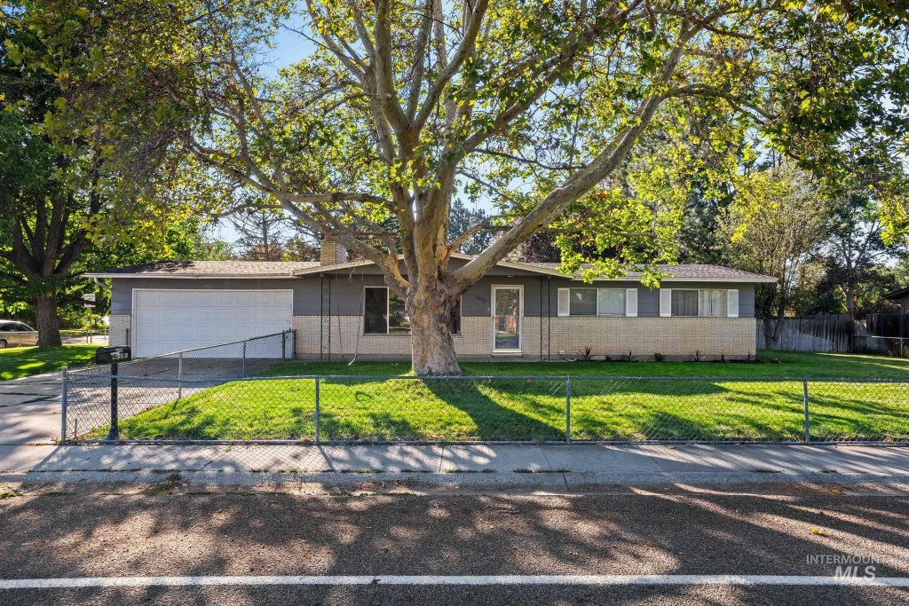 Photo of 2037 S Curtis Rd, Boise, ID 83705 (MLS # 99001166)