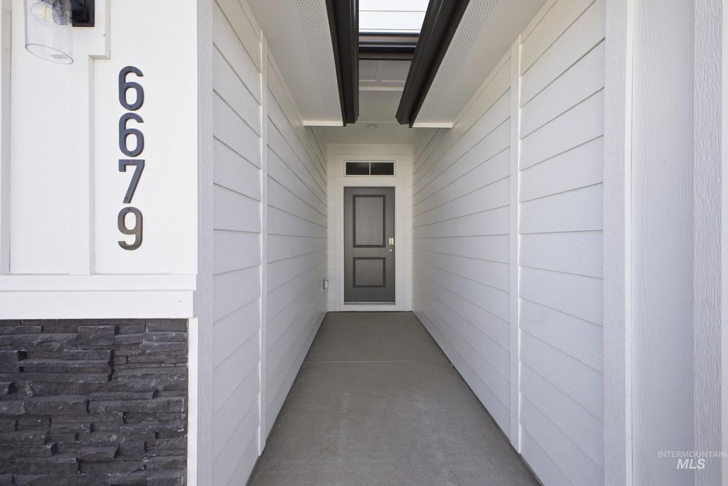 Photo of 6679 W Redwood Creek Dr, Meridian, ID 83646 (MLS # 98976259)