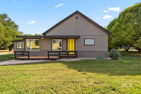 Photo of 531 W Idaho Ave, Homedale, ID 83628 (MLS # 98961706)