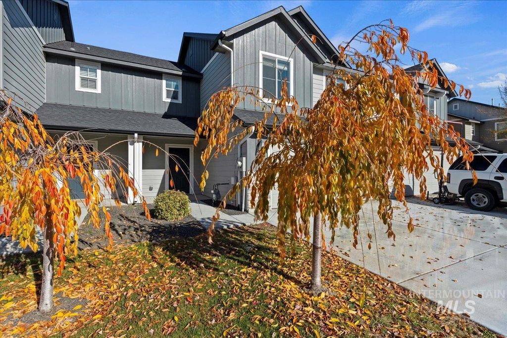 Photo of 950 W Woodpine St, Meridian, ID 83646 (MLS # 98967170)