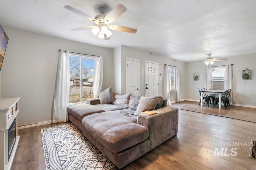 Photo of 821 12th Ave N, Buhl, ID 83316 (MLS # 98972969)