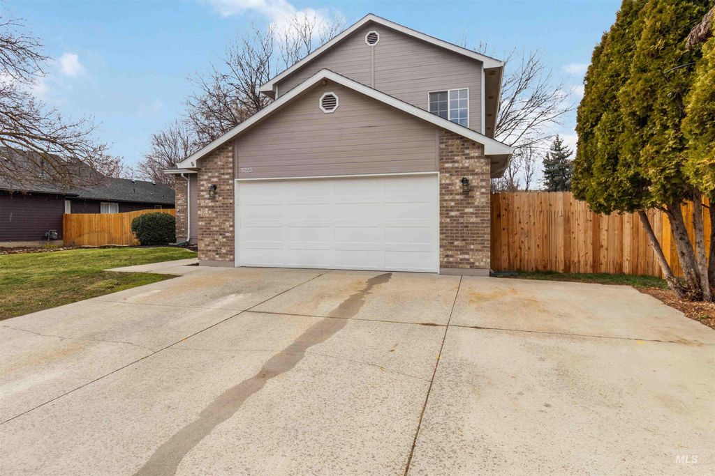 Photo of 5223 N Hertford Way, Boise, ID 83714 (MLS # 98977061)