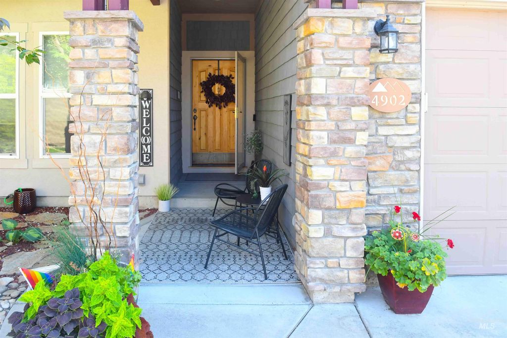 Photo of 4902 N Ellicott Ln, Garden City, ID 83714 (MLS # 98985417)