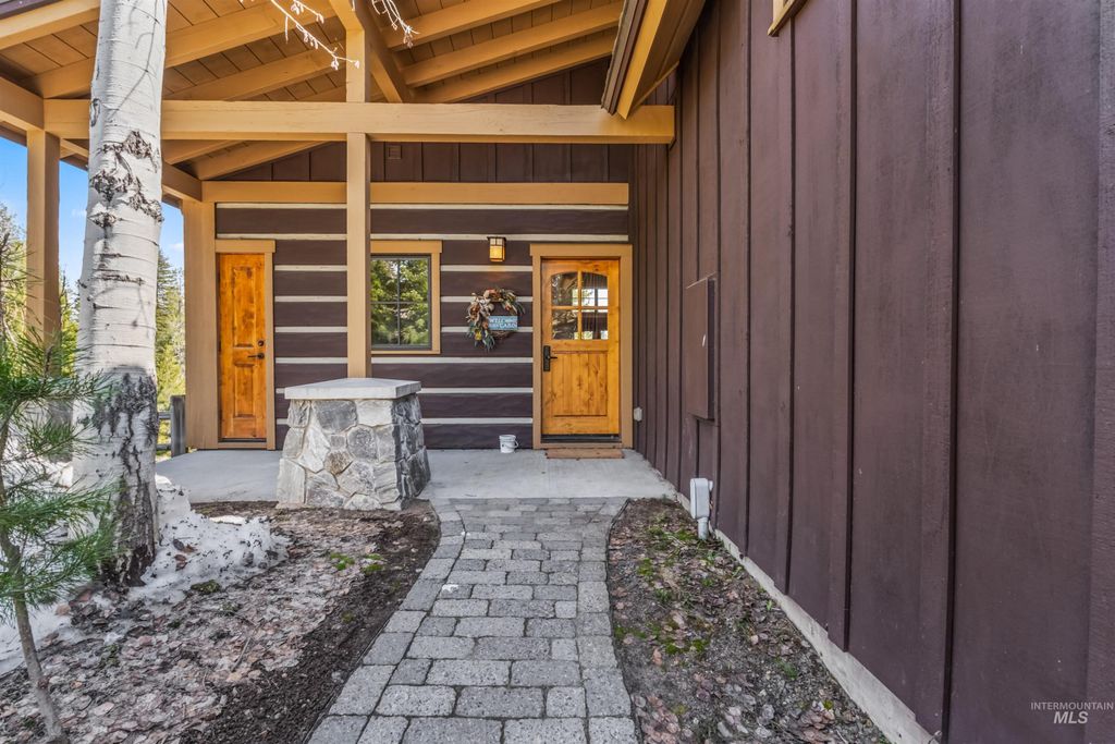 Photo of 33 Golden Bench Ct, Donnelly, ID 83615 (MLS # 98968600)