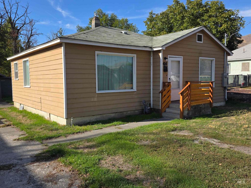 Photo of 414 13th St, Clarkston, WA 99403 (MLS # 98940841)