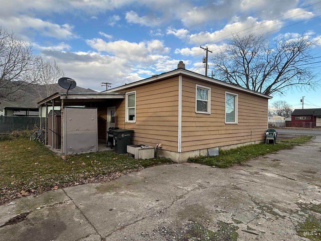 Photo of 414 13th St, Clarkston, WA 99403 (MLS # 98940841)