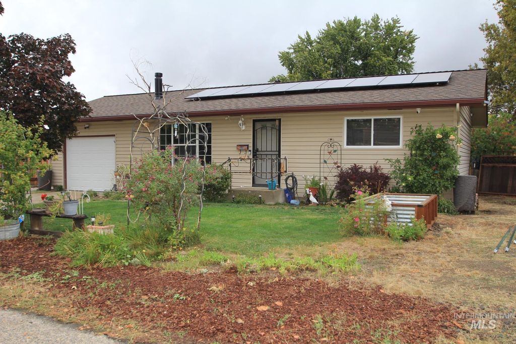 Photo of 504 W 2nd St, Emmett, ID 83617 (MLS # 98963952)