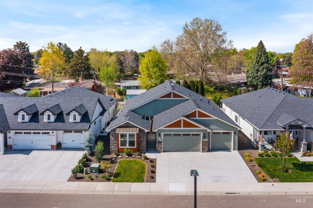Photo of 675 W Cedarburg Dr, Meridian, ID 83642 (MLS # 98984553)