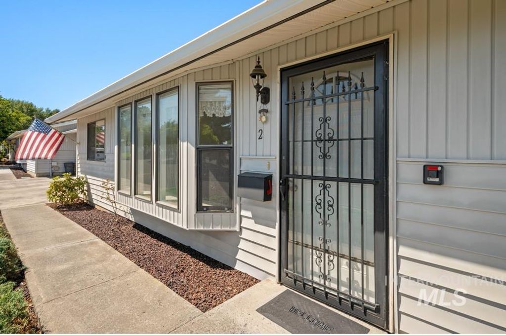 Photo of 1128 Burrell Ave #2, Lewiston, ID 83501 (MLS # 98956068)
