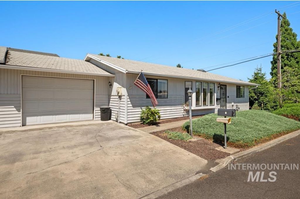 Photo of 1128 Burrell Ave #2, Lewiston, ID 83501 (MLS # 98956068)