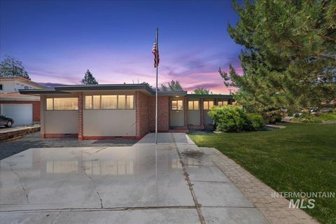 Photo of 335 W Lincoln Ave, Nampa, ID 83686 (MLS # 98963253)