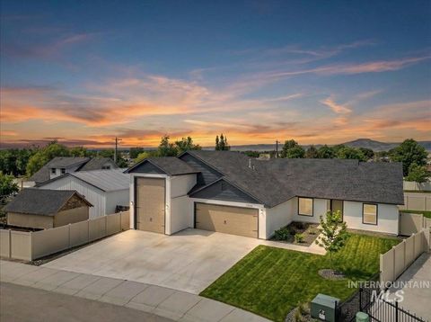 Photo of 2508 E Crooked Creek Street, Emmett, ID 83617 (MLS # 98977518)