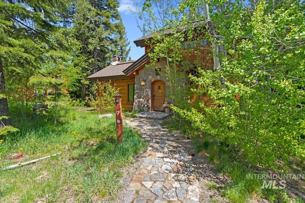 Photo of 7 Rock Creek Ct, Donnelly, ID 83615 (MLS # 98986411)