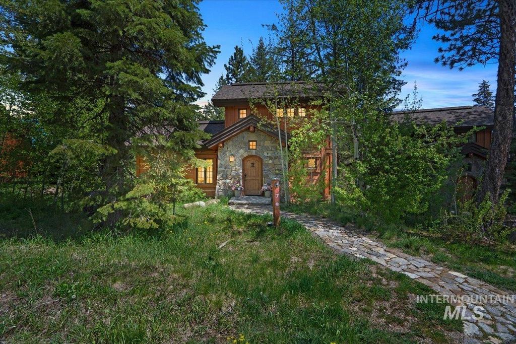 Photo of 7 Rock Creek Ct, Donnelly, ID 83615 (MLS # 98986411)