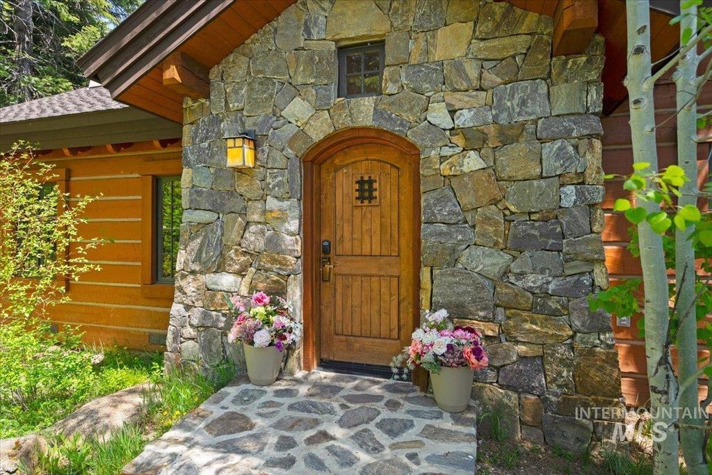 Photo of 7 Rock Creek Ct, Donnelly, ID 83615 (MLS # 98986411)