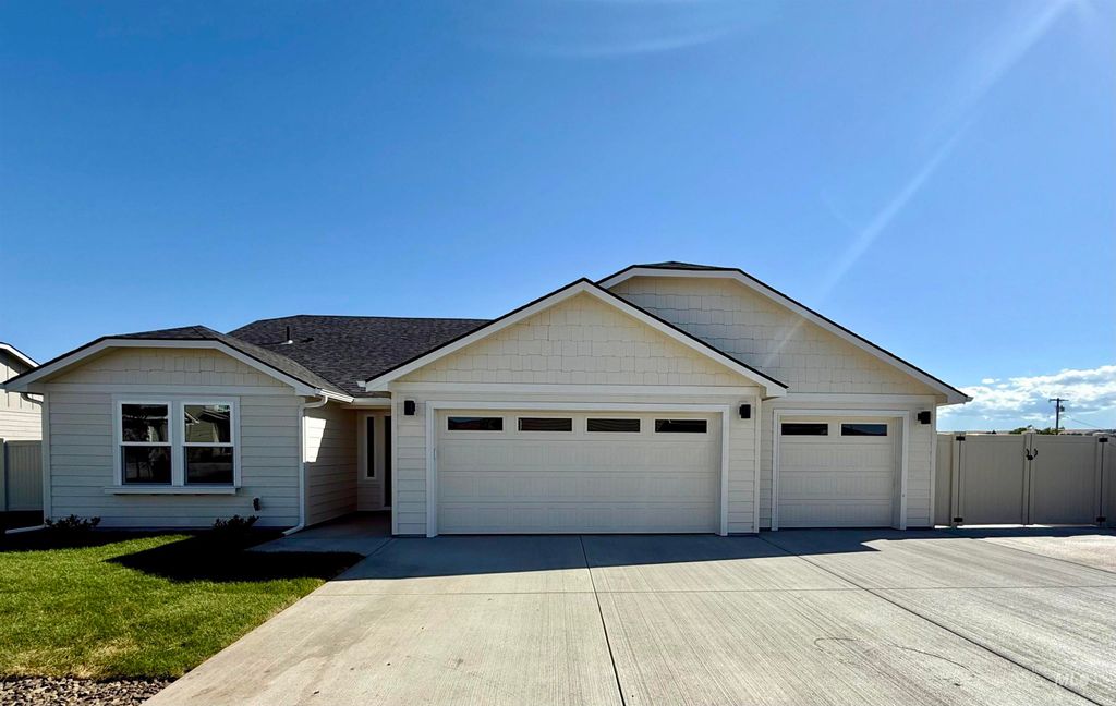 Photo of 3215 Blackhawk Court, Lewiston, ID 83501 (MLS # 98959151)