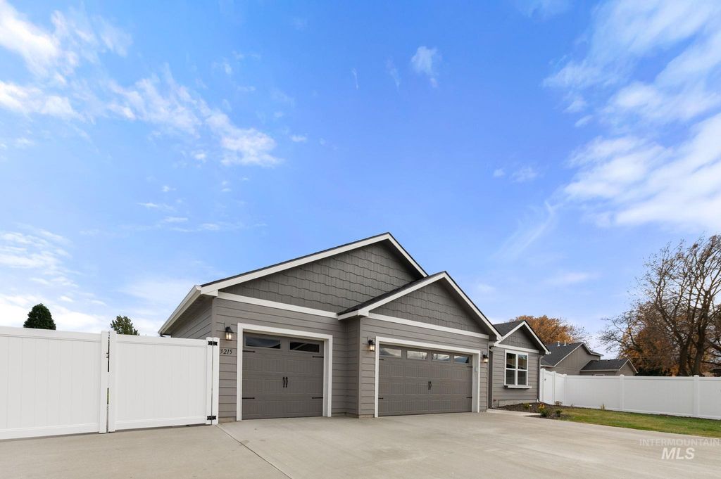 Photo of 3215 Blackhawk Court, Lewiston, ID 83501 (MLS # 98959151)