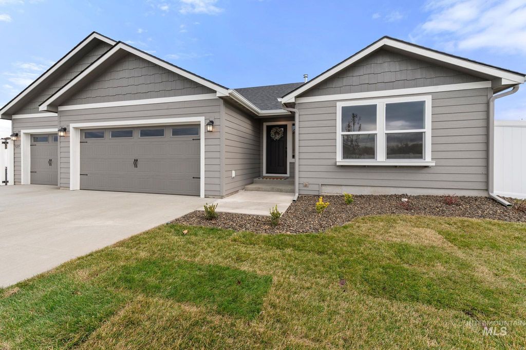 Photo of 3215 Blackhawk Court, Lewiston, ID 83501 (MLS # 98959151)