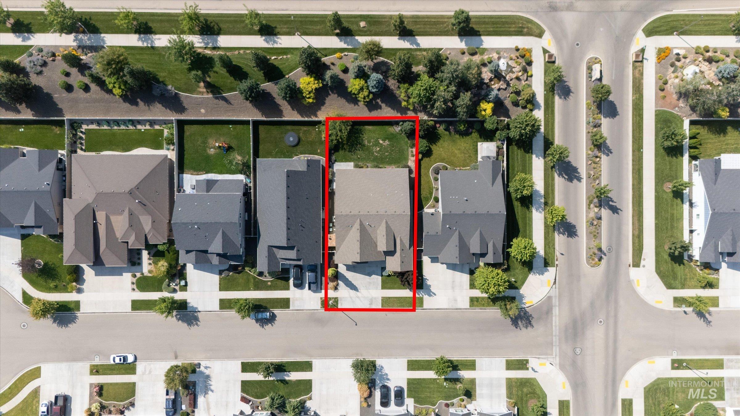 Aerial view of residential area featuring property parcel outlined