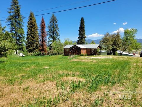 Photo of 607 S Main Street, Cascade, ID 83611 (MLS # 98984671)