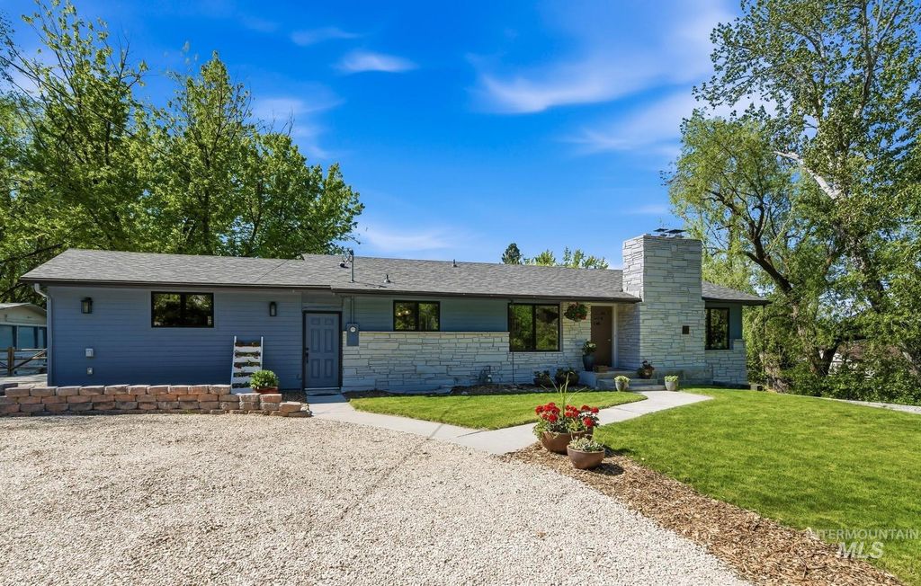 Photo of 5331 W Hill Rd, Boise, ID 83703 (MLS # 98985412)