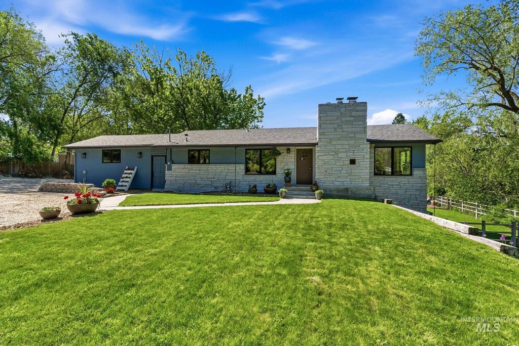 Photo of 5331 W Hill Rd, Boise, ID 83703 (MLS # 98985412)