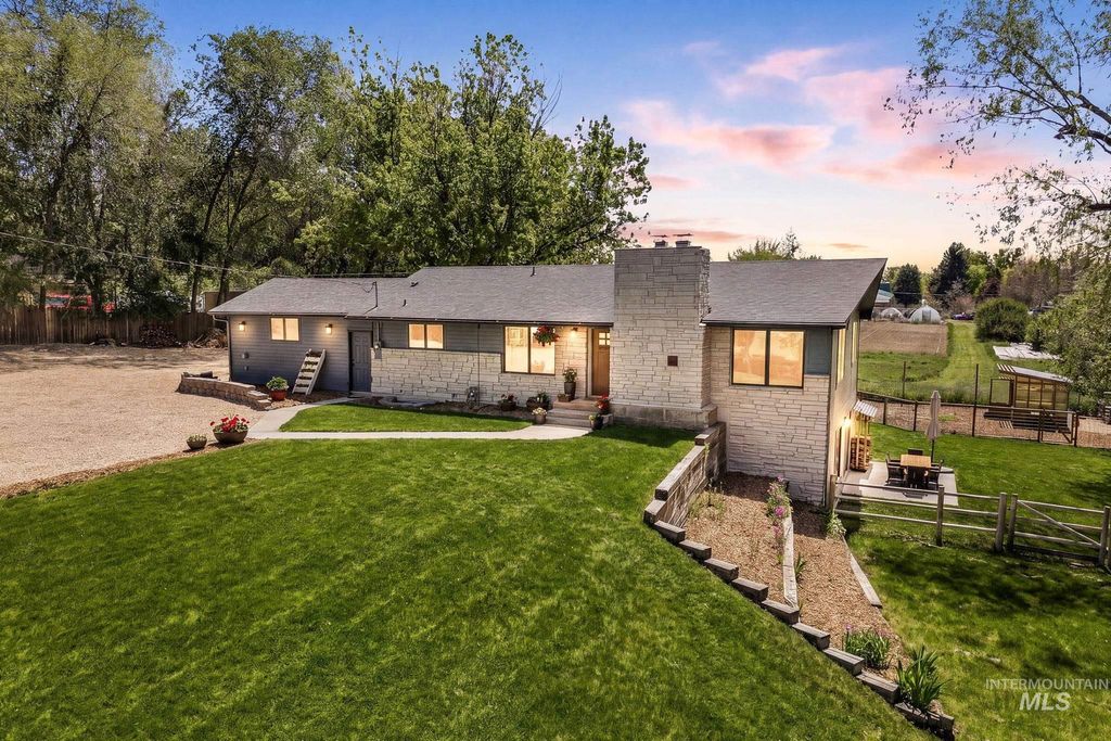 Photo of 5331 W Hill Rd, Boise, ID 83703 (MLS # 98985412)