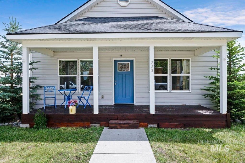 Photo of 220 E Garnet AVE, Fairfield, ID 83327 (MLS # 98991186)