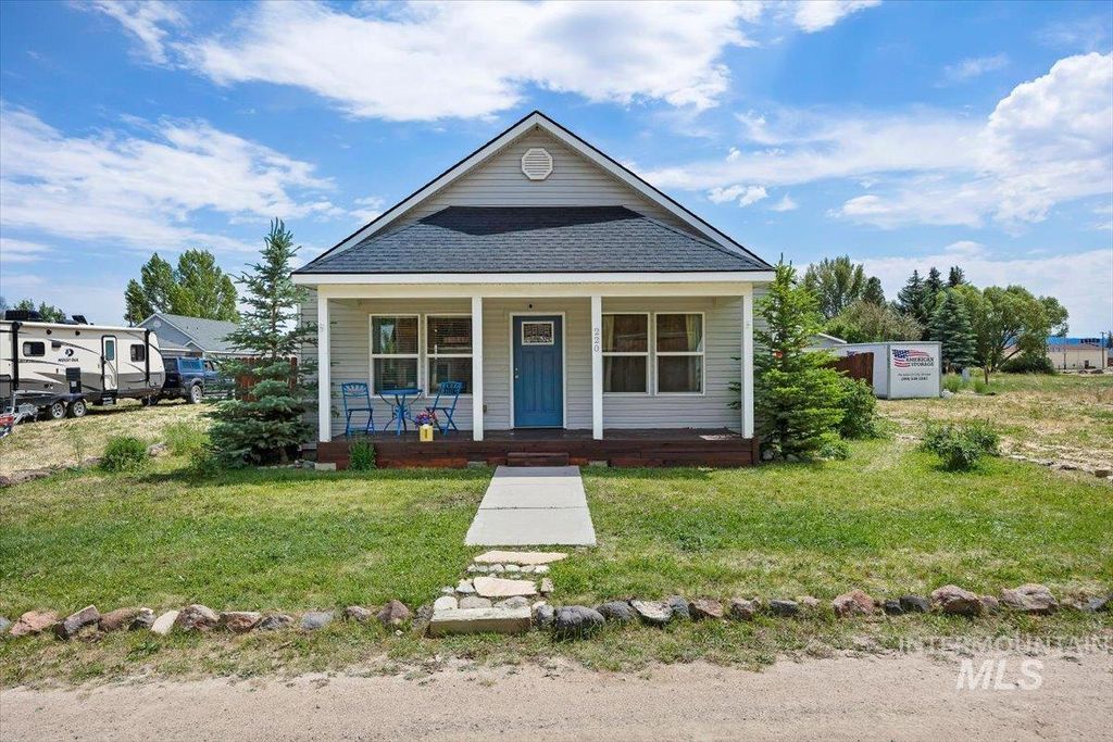 Photo of 220 E Garnet AVE, Fairfield, ID 83327 (MLS # 98991186)