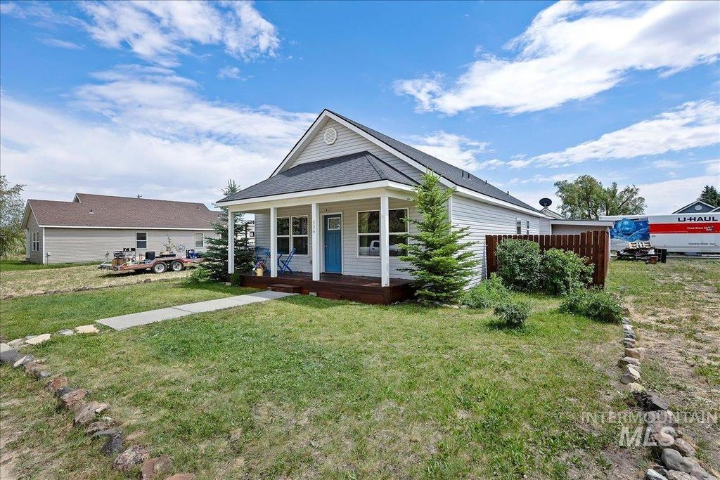 Photo of 220 E Garnet AVE, Fairfield, ID 83327 (MLS # 98991186)