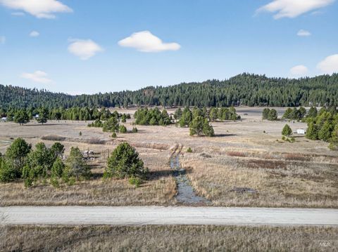 Photo of 10201 Packsaddle Rd, Cascade, ID 83611 (MLS # 98967626)