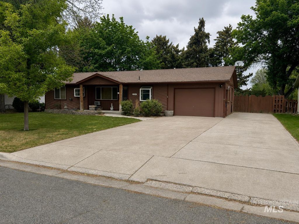 Photo of 526 E 16th Ave, Jerome, ID 83338 (MLS # 98986622)