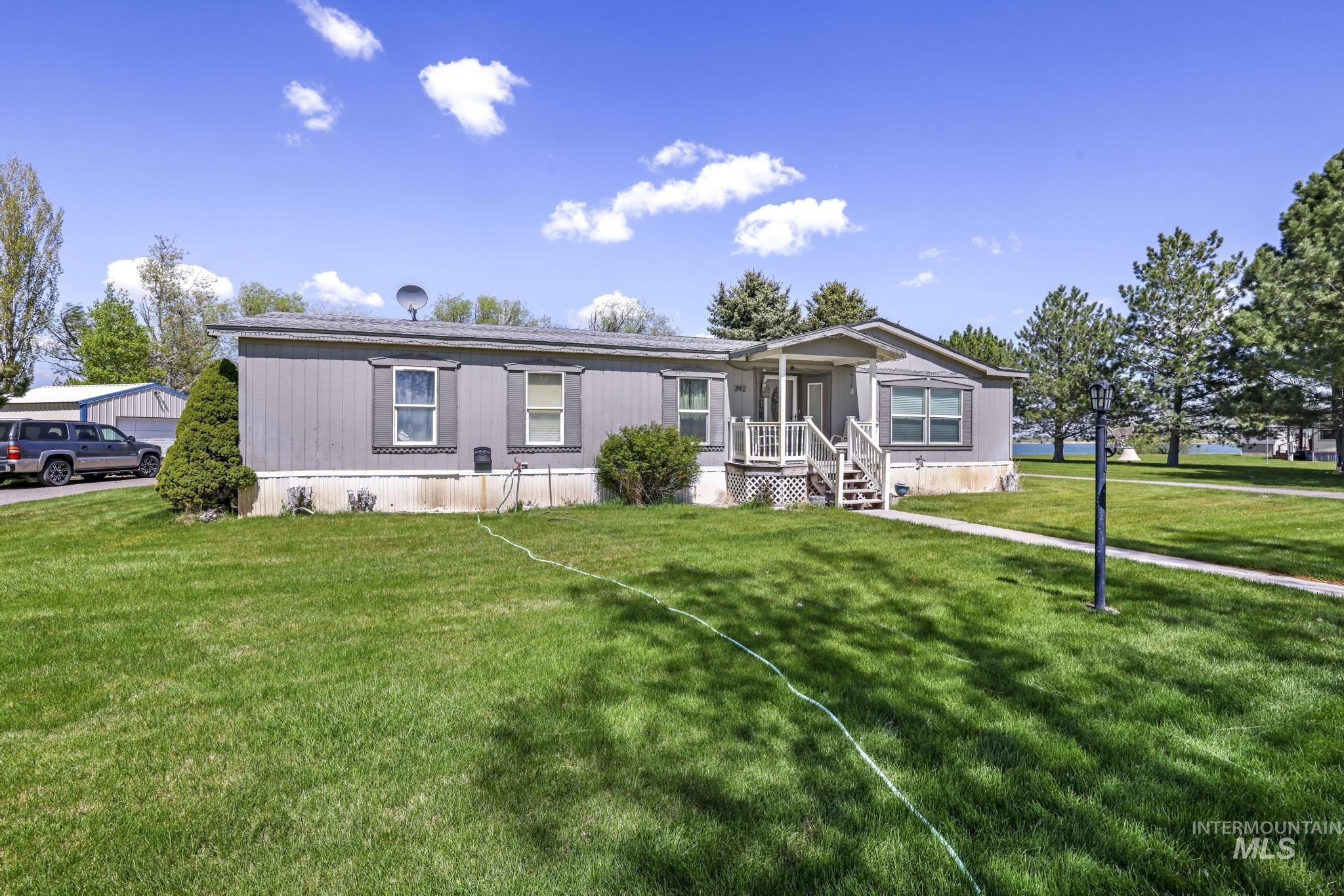Manufactured / mobile home featuring a front yard