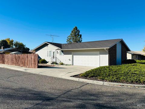 Photo of 2048 NW 3rd Ave, Ontario, OR 97914 (MLS # 98966507)