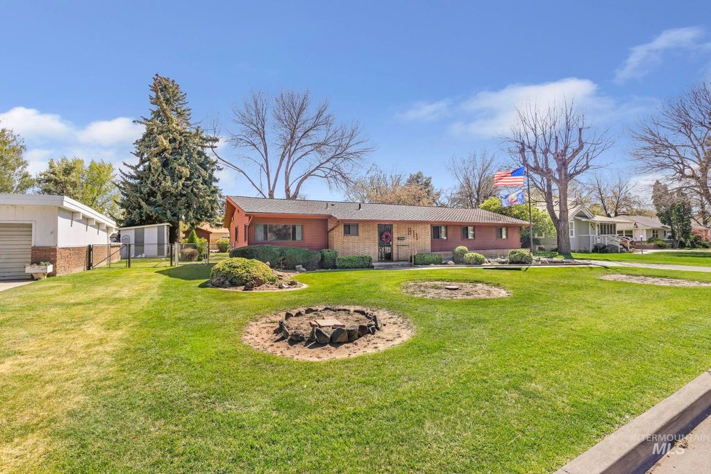 Photo of 811 E Ave B, Jerome, ID 83338 (MLS # 98983692)