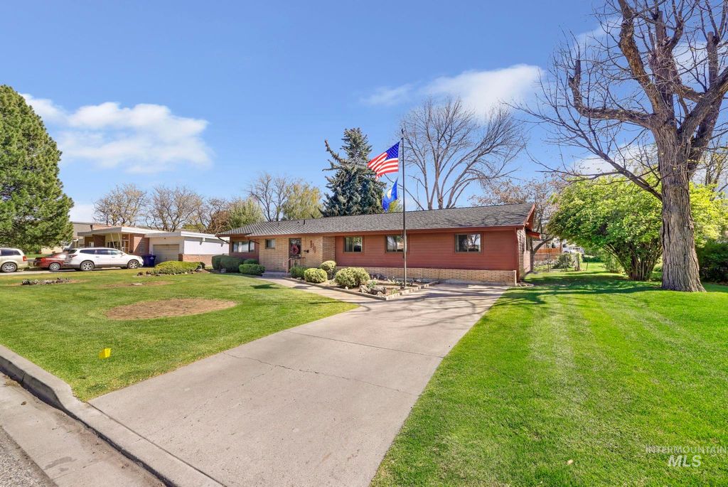 Photo of 811 E Ave B, Jerome, ID 83338 (MLS # 98983692)