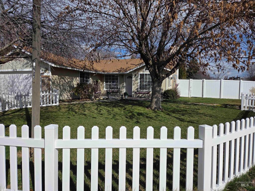 Photo of 1872 N Yonkers Ave, Boise, ID 83704 (MLS # 98978146)